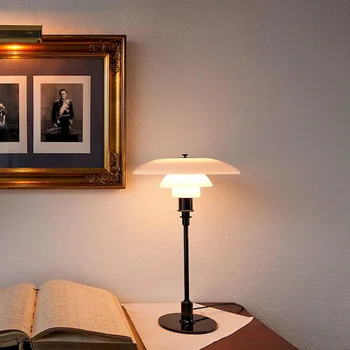 Дизайнерска настолна лампа Nordic Simple Прикроватное украса за спални и кабинет Уникална хромирана лампа за дневна дизайнерски копие на художествено работния светлина